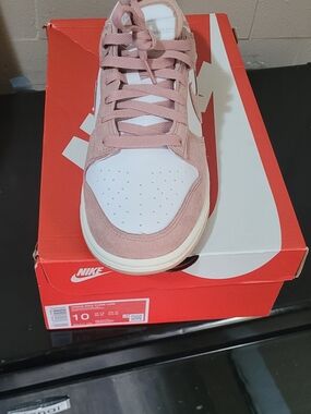 Nike Low Top Sneaker in Dusty Pink and White